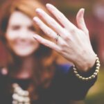 誇らしげに結婚指輪を見せてくれる女性