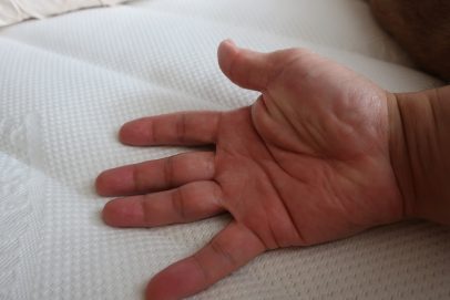 ソムレスタの乾燥を確かめる手の画像