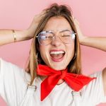 人_頭を押さえ叫ぶ、後悔する女子