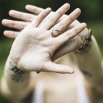 人_両手をクロスして、NOと意思表示をする女性