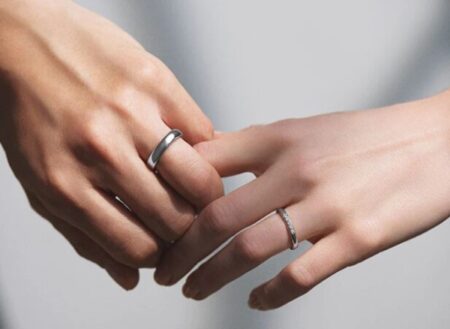 アイプリモ　結婚指を付けた男女