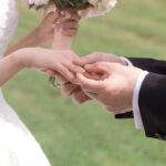 挙式で指輪をはめる花婿