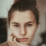 人_そばかすメイクをした女性の画像