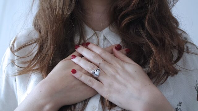人_胸に手を置いて正面を向く女性