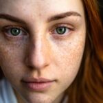 人_シミのある女性のアップ画像1