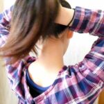 髪をかき上げる女性のうなじ
