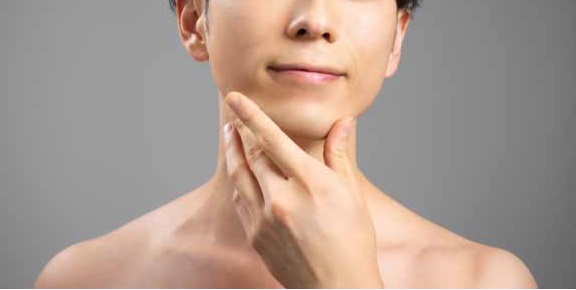 人_あごを触る男性の画像