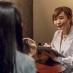 クリニック_カウンセリングするドクターと脱毛希望の女性