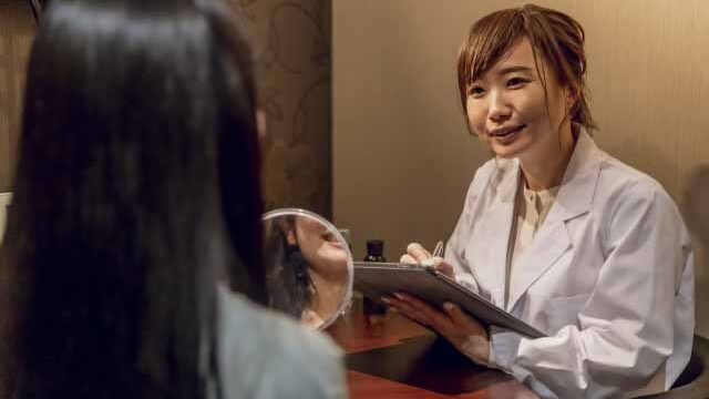 クリニック_カウンセリングするドクターと脱毛希望の女性