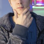 人_あごに手を添え考えるふうの男性