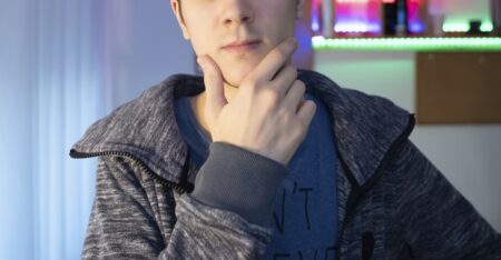 人_あごに手を添え考えるふうの男性