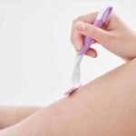 人_カミソリで肌を剃毛している様子