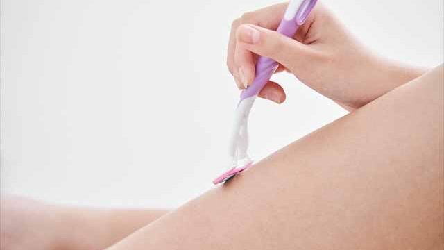 人_カミソリで肌を剃毛している様子