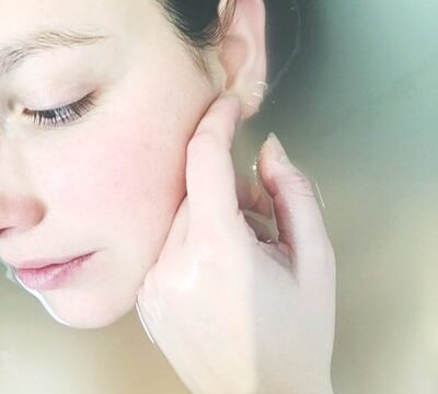 人_湯船に後頭部を沈めてリラックスする女性の画像