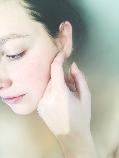 人_湯船に後頭部を沈めてリラックスする女性の画像