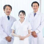 正面を向いた2人のドクターと看護師の画像