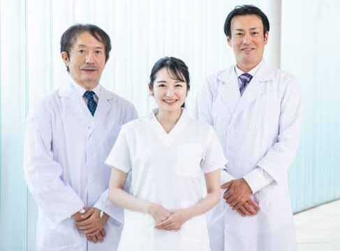 正面を向いた2人のドクターと看護師の画像