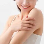 人_脱毛できた腕の肌触りに満足する女性の画像