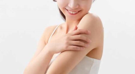 人_脱毛できた腕の肌触りに満足する女性の画像