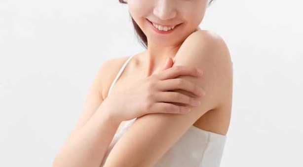 人_脱毛できた腕の肌触りに満足する女性の画像