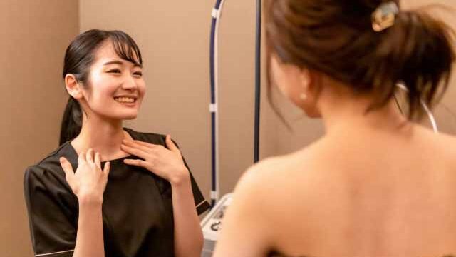 脱毛のカウンセリングを受ける女性とスタッフの女性