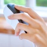 脱毛器のハンドピースを持つ手の画像