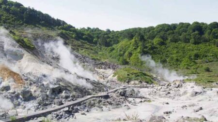 蒸気が上がる火山地帯の風景