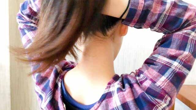髪をかき上げる女性のうなじ