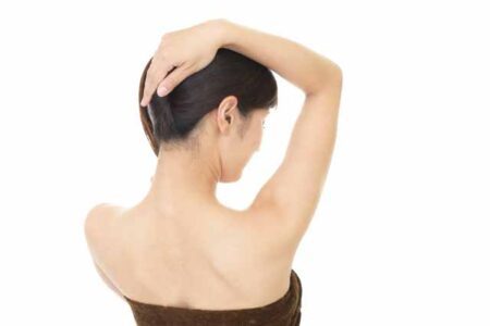 髪をかき上げる女性のうなじ2