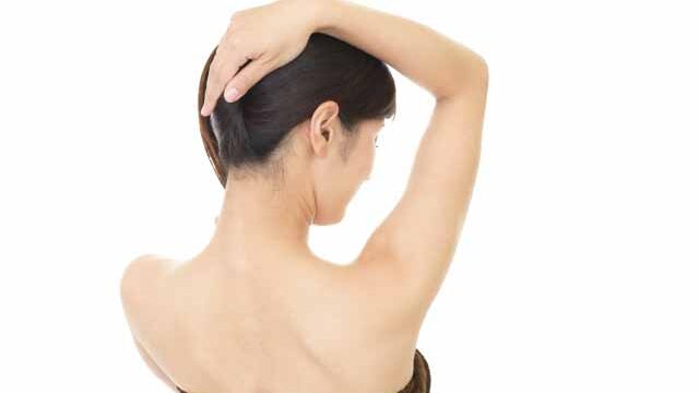 髪をかき上げる女性のうなじ2