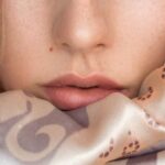 人_鼻下にほくろのある女性の顔