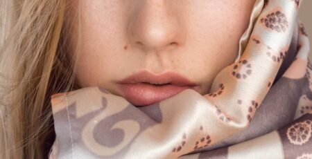 人_鼻下にほくろのある女性の顔
