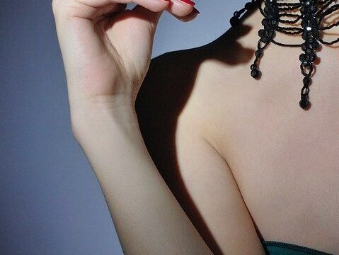 人＿あごに指を添えた女性の画像