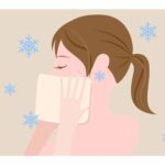 冷やしタオルを顔にあててクーリングする女性のイラスト