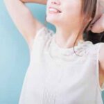 肘を上げて脇が見える女性の笑顔の女性の画像2