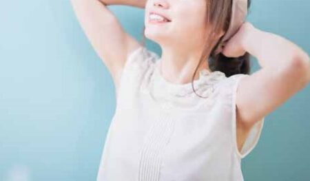 肘を上げて脇が見える女性の笑顔の女性の画像2