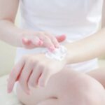 人＿保湿クリームを腕に塗る女性
