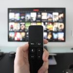 リモコンとTVモニター