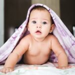 赤ちゃん　ハイハイ　毛布の中から