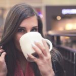 マグカップ　飲む　女性　画像