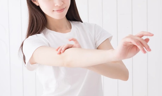 人＿腕の産毛をチェックする女性