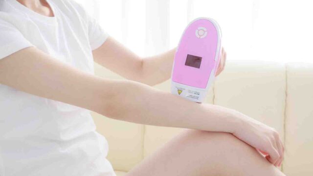 人＿腕脱器を使って腕の処理をしている女性