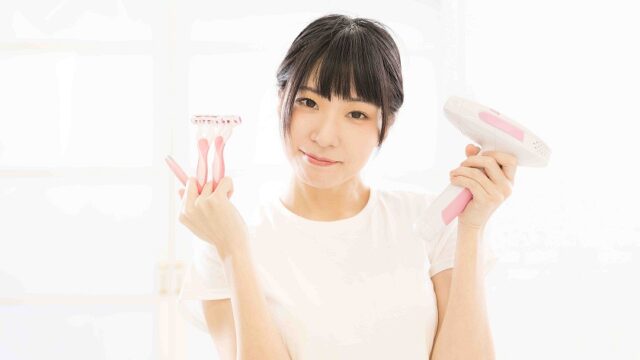 脱毛器と除毛ツールを両手に持つ女性