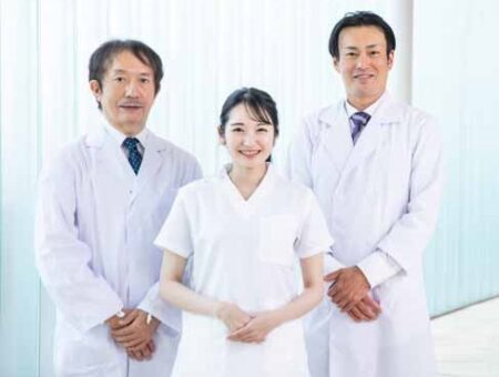正面を向いた2人のドクターと看護師の画像