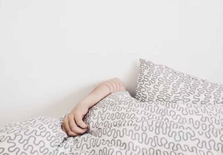 睡眠＿布団から手だけしか出せない眠い人