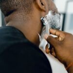 シェービングする男性1