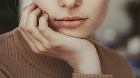 人＿女性の鼻下